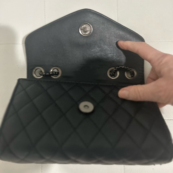 Sale! Elegant Black Quilted Handbag with Silver Hardware EUC - Picture 5 of 6